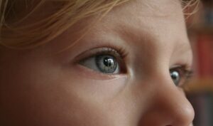 Occhio gonfio bambino o neonato: sintomi, cause e trattamento