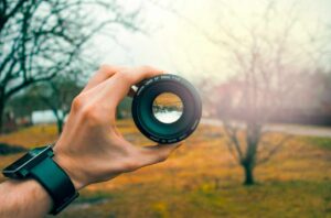 La lente della macchina fotografica funziona come quella dell’occhio?