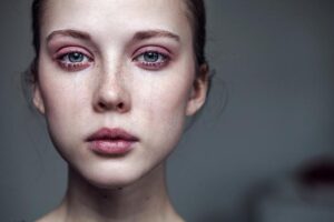 Occhi che lacrimano: perché mi piange l'occhio?